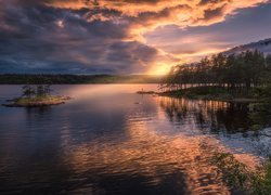 Norwegia, Gmina Ringerike, Wschód słońca, Jezioro, Wysepka, Drzewa, Chmury