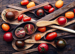 Małe pomidorki na drewnianych łyżkach