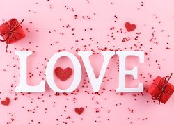 Małe prezenciki obok napisu Love