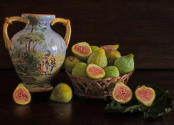 Malowany dzban obok zielonych fig w koszyczku