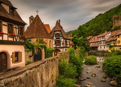 Malownicze miasteczko Kaysersberg nad rzeką Weiss we Francji