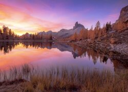 Malownicze niebo nad górami i jeziorem Lake Federa