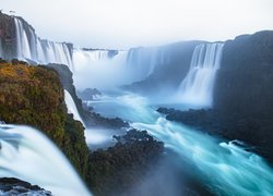 Malownicze wodospady Iguazu na granicy argentyńsko-brazylijskiej