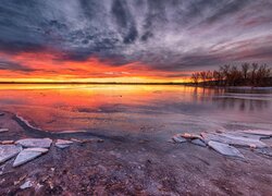 Malowniczy wschód słońca nad jeziorem Lake Chatfield w Kolorado