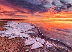 Malowniczy wschód słońca nad jeziorem Lake Chatfield