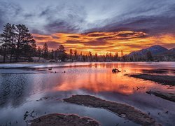 Stany Zjednoczone, Kolorado, Park Narodowy Gór Skalistych, Jezioro, Spraque Lake, Drzewa, Zachód słońca