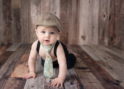 Mały chłopczyk w czapeczce i krawacie