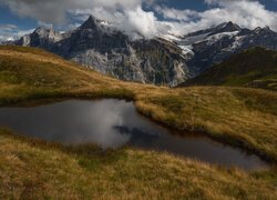 Mały staw i widok na góry