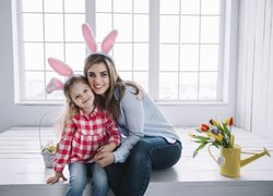 Mama z córką z opaskami uszów zajączka