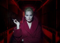 Kobieta, Aktorka, Margot Robbie, Film, Terminal, Płaszcz, Papieros