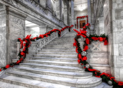 Marmurowe schody ze świąteczną dekoracją na balustradzie