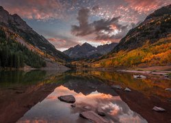 Jesień, Góry Skaliste, Szczyty Maroon Bells, Jezioro, Maroon Lake, Odbicie, Drzewa, Kolorado, Stany Zjednoczone