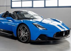 Maserati MC20 w kolorze niebieskim