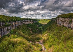 Skały, Dolina, Góry Jura, Droga, Domy, Drzewa, Rośliny, Gmina Baume les Messieurs, Francja