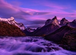 Masyw Torres del Paine pod kolorowym niebem w Chile