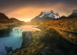 Masyw Torres del Paine w promieniach słońca