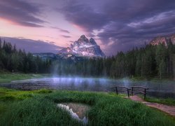 Jezioro, Antorno Lake, Mostek, Góry, Dolomity, Masyw, Tre Cime di Lavaredo, Drzewa, Trawa, Mgła, Chmury, Prowincja Belluno, Włochy