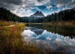 Góry Dolomity, Masyw Tre Cime di Lavaredo, Jezioro Antorno Lake, Lasy, Mostek, Prowincja Belluno, Włochy