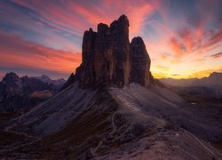 Masyw Tre Cime di Lavaredo w zachodzącym słońcu