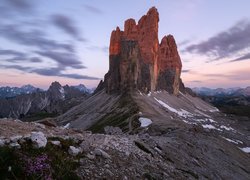 Masyw Tre Cime di Lavaredo we Włoszech o zachodzie słońca