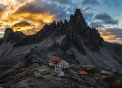 Góry, Dolomity, Masyw Tre Cime di Lavaredo, Domy, Chmury, Włochy