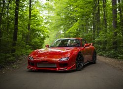 Mazda RX-7 na leśnej drodze