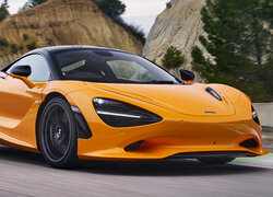 McLaren 750S w kolorze pomarańczowym