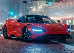 McLaren 765LT, Czerwony, Przodem