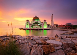 Meczet Malaka Straits na sztucznej wyspie Melaka w Malezji
