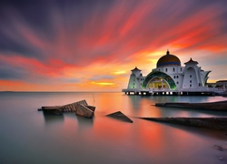 Meczet w cieśninie Malakka  w Malezji o zachodzie słońca