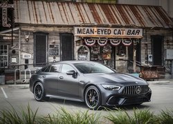 Mercedes-AMG GT 63 S przed barem