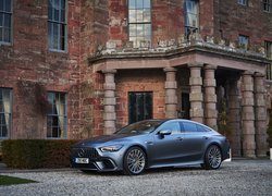 Mercedes-AMG GT 63 S przed domem