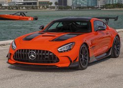 Mercedes-AMG GT Black Series i motorówka w tle