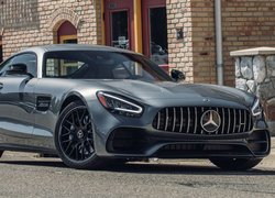Mercedes AMG GT przed budynkiem