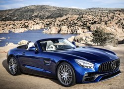 Mercedes AMG GT Roadster nad jeziorkiem
