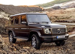 Mercedes-Benz G-Class przy skałach