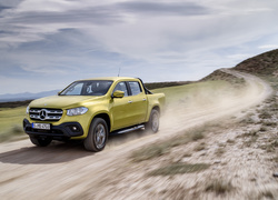 Mercedes-Benz X-Class Pick Up rocznik 2017 na drodze