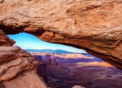 Mesa Arch i widok na Park Narodowy Canyonlands