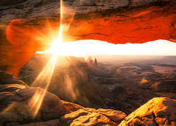 Stany Zjednoczone, Stan Utah, Park Narodowy Canyonlands, Mesa Arch, Kanion, Promienie słońca
