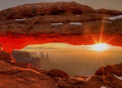 Stany Zjednoczone, Stan Utah, Park Narodowy Canyonlands, Łuk Mesa Arch, Skały, Promienie słońca, Zachód słońca