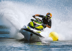 Mężczyzna na skuterze wodnym Sea-Doo RXP-X 300 z roku 2016