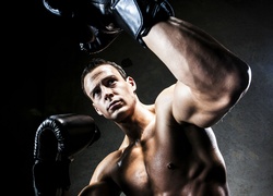 Mężczyzna na treningu bokserskim