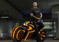 Mężczyzna przy motocyklu z gry Grand Theft Auto V