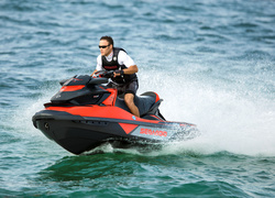 Mężczyzna skuterze wodnym Sea-Doo RXT-X aS 260 rocznik 2016