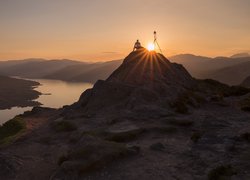 Szkocja, Hrabstwo Stirling, Jezioro Loch Katrine, Park Narodowy Loch Lomond and the Trossachs, Wzgórze Ben Aan, Zachód słońca, Człowiek, Statyw, Promienie słońca