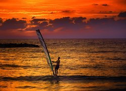 Mężczyzna uprawiający surfing na morzu
