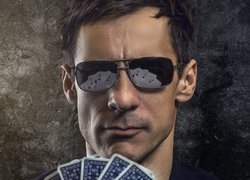 Mężczyzna z kartami
