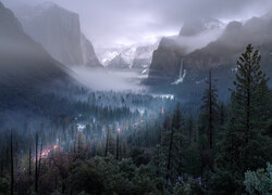 Drzewa, Góry, Mgła, Park Narodowy Yosemite, Kalifornia, Stany Zjednoczone