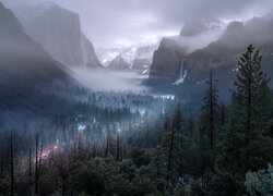 Mgła nad Parkiem Narodowym Yosemite w Kalifornii