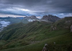 Mgła i chmury nad zalesionymi górami